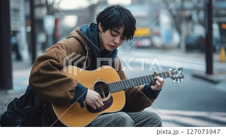 ギターを弾く男性 127073947