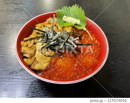 うにといくらの海鮮丼のアップ写真 うにといくらの海鮮丼のアップ写真 127074050