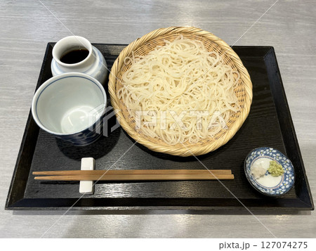 ザルに盛られた更科そば ザルに盛られた更科そば 127074275