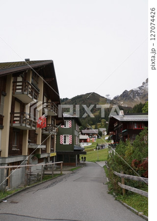 スイス、ミューレンの町並み 127074426