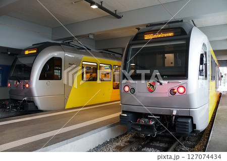 スイス、ミューレン駅　 127074434
