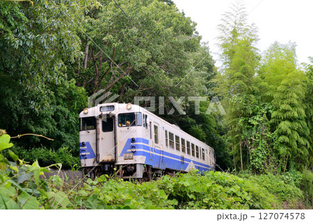 緑あふれる自然が豊かな地域を走る北条鉄道のキハ40系ディーゼルカーです。 127074578