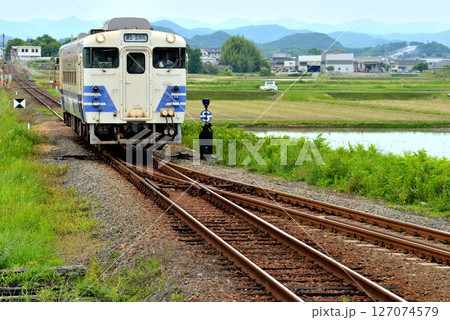 北条鉄道唯一の列車交換設備がある法華口駅に到着する列車です。かつて五能線を走っていたキハ40です。 127074579