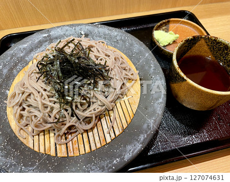 日本の刻み海苔が乗った美味しいざるそば 日本の刻み海苔が乗った美味しいざるそば 127074631