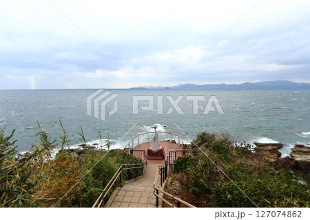 日本本土最西端 神崎鼻沖に浮かぶ上枯木島と下枯木島（奥に平戸島） 127074862