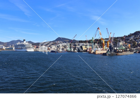 長崎港 松が枝国際ターミナルに寄港中の豪華客船と造船所の風景 長崎港 松が枝国際ターミナルに寄港中の豪華客船と造船所の風景 127074866