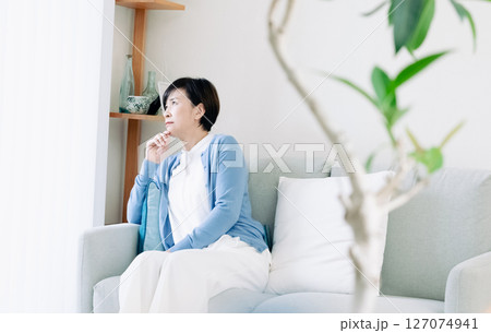 リビングで考える中高年女性 リビングで考える中高年女性 127074941