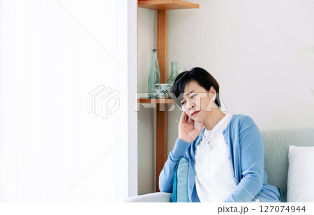 リビングで考える中高年女性 リビングで考える中高年女性 127074944