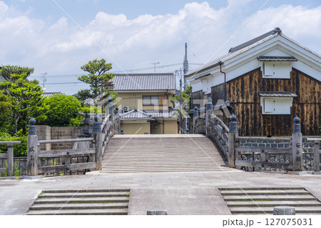 京都　八幡市　放生川に架かる安居橋 127075031