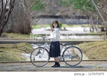 自転車と学生 127075975