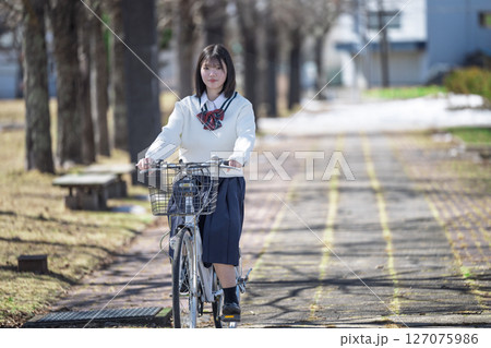 自転車と学生 127075986