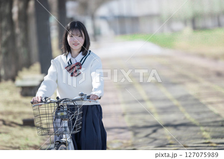 自転車と学生 127075989