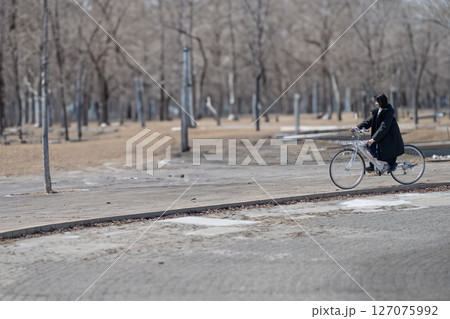 自転車と学生 自転車と学生 127075992