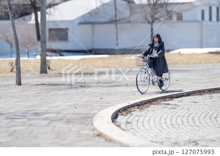 自転車と学生 127075993