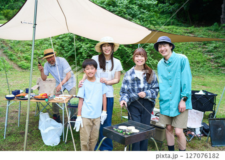 3世代 キャンプ アウトドア バーベキュー BBQ 家族 オートキャンプ場 3世代 キャンプ アウトドア バーベキュー BBQ 家族 オートキャンプ場 127076182