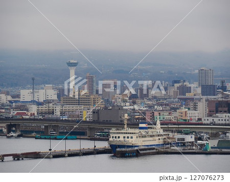 旧函館区公会堂から函館港を望む 127076273