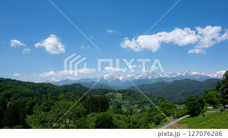 新緑が映える残雪の北アルプス　山並み 127076286