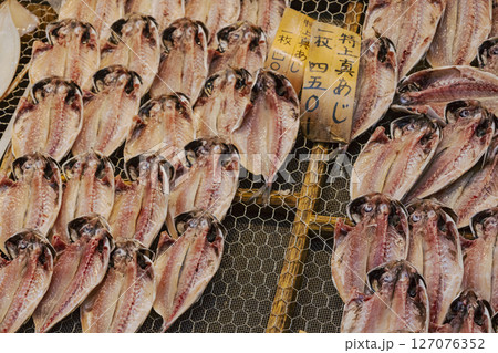熱海　乾燥棚に並べた魚のひもの　商品　陳列　アジ　キンメダイ　　 127076352