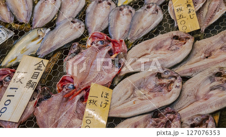 熱海 乾燥棚に並べた魚のひもの 商品 陳列 アジ キンメダイ 熱海 乾燥棚に並べた魚のひもの 商品 陳列 アジ キンメダイ 127076353