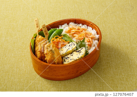 木製弁当箱の彩り和風弁当 127076407