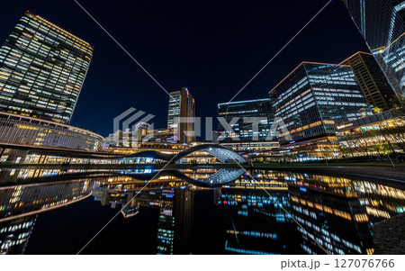 ビル群の夜景とリフレクション 127076766