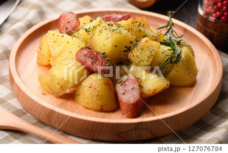 じゃがいもとウインナーのガーリックソテー 127076784