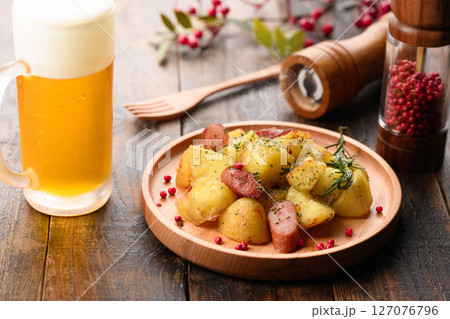 じゃがいもとウインナーのガーリックソテー 127076796
