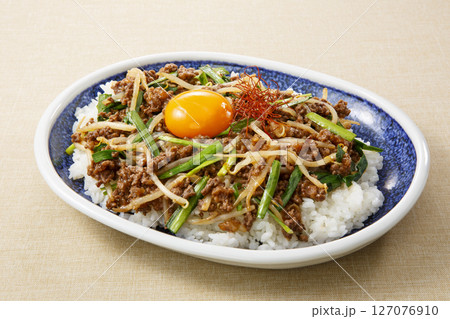 ピリ辛スタミナ丼 127076910
