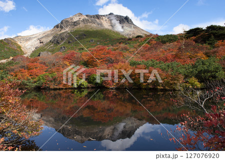 那須岳ひょうたん池から望む紅葉 那須岳ひょうたん池から望む紅葉 127076920