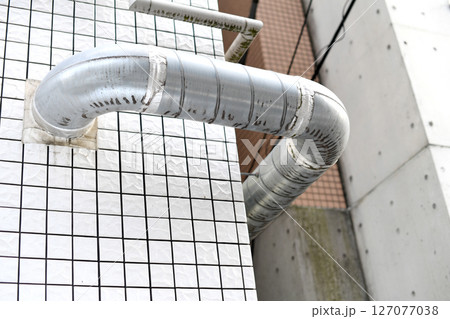 建物の外壁に設置されたダクト 建物の外壁に設置されたダクト 127077038