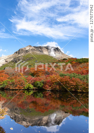 那須岳ひょうたん池から望む紅葉 127077042