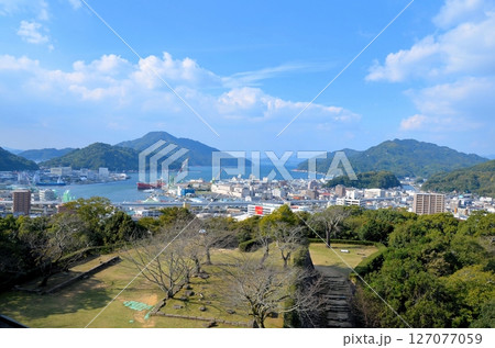 宇和島城 天守閣 からの眺望（本丸跡・二之丸跡を望む） 127077059