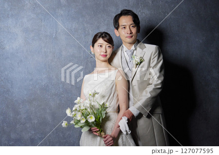 新郎新婦 ポートレート 黒背景 新郎新婦 ポートレート 黒背景 127077595