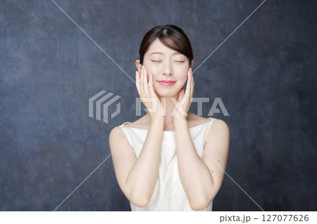 美容 20代女性 黒背景 美容 20代女性 黒背景 127077626