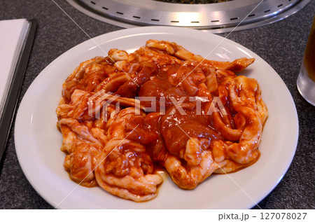 タレで味付けされた焼肉用ホルモン タレで味付けされた焼肉用ホルモン 127078027
