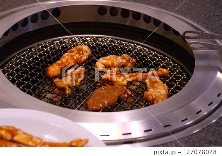 焼き網の上に置かれた生ホルモン 127078028