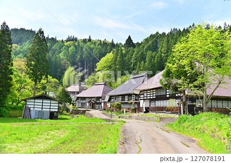 新緑の昔ながらの青鬼集落 127078191
