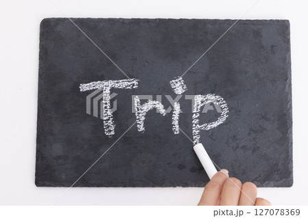tripと書かれたボード 127078369