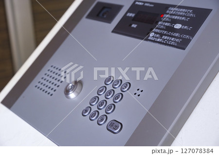 マンションのオートロック 127078384