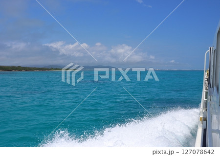 石垣港へ向かう定期船フェリー(竹富島沖) 石垣港へ向かう定期船フェリー(竹富島沖) 127078642