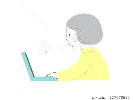 パソコン操作をするシニア女性 パソコン操作をするシニア女性 127078682