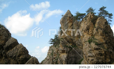 青空と奇岩と松 127078744