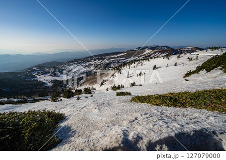 【高原素材】まだ雪が残る初夏の渋峠の朝景【群馬県】 【高原素材】まだ雪が残る初夏の渋峠の朝景【群馬県】 127079000