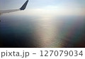 飛行機の窓から見える風景 127079034