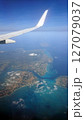 飛行の羽と南国の島 127079037