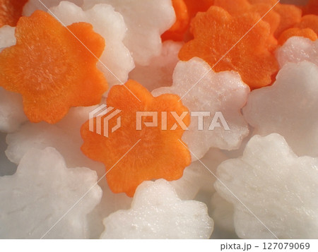 大根と人参の桜の型抜きスライス 127079069