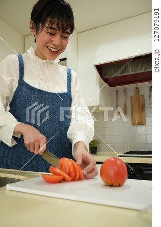 料理をする女性 料理をする女性 127079191