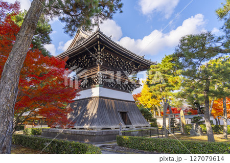 相国寺 洪音楼(鐘楼)と紅葉 相国寺 洪音楼(鐘楼)と紅葉 127079614