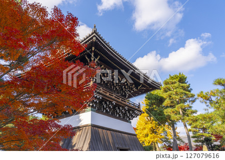 相国寺　洪音楼（鐘楼）と紅葉 127079616
