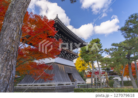 相国寺 洪音楼(鐘楼)と紅葉 相国寺 洪音楼(鐘楼)と紅葉 127079618